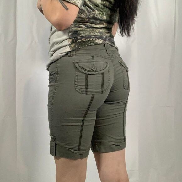 Green cargo shorts with adjustable - Picture 8 of 8